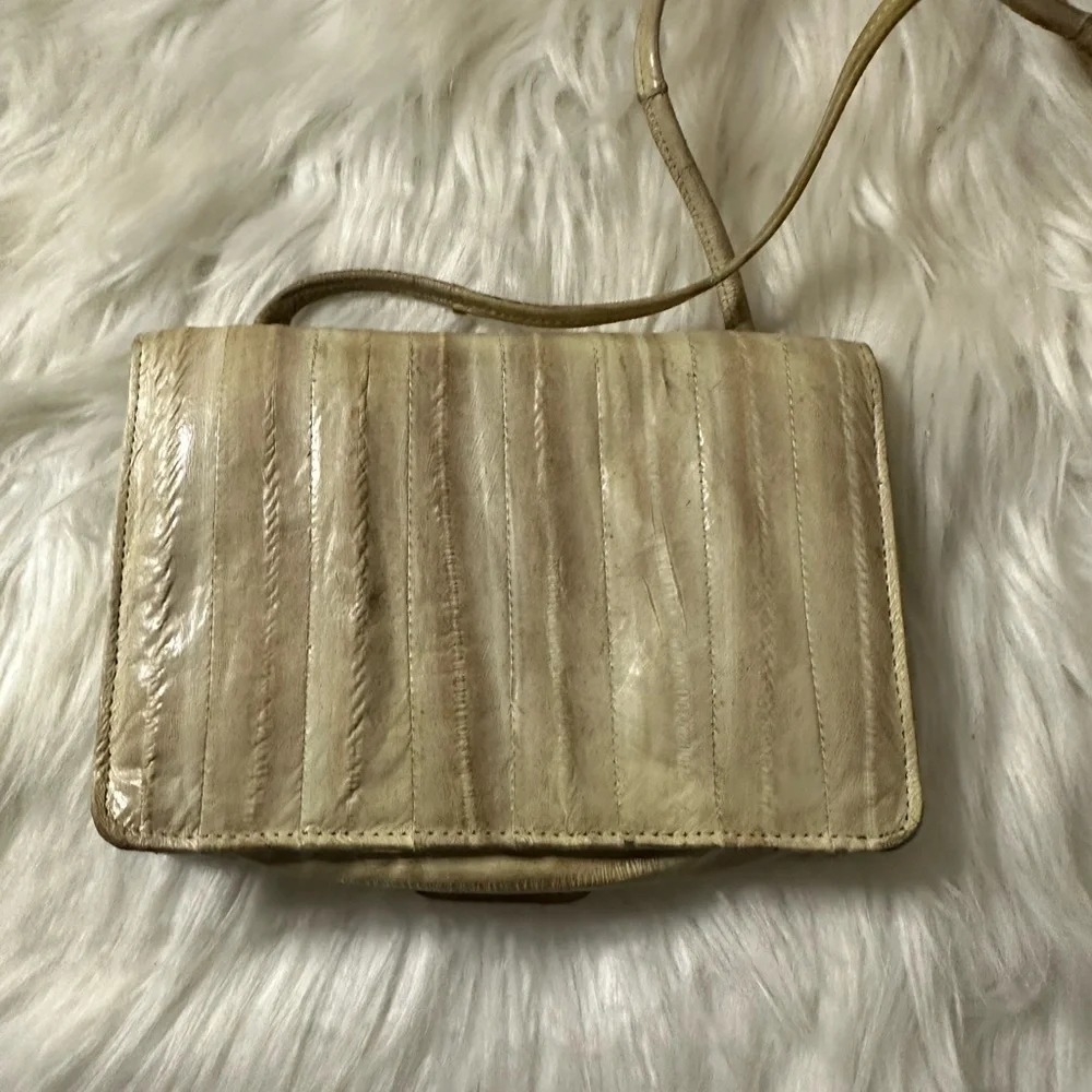 💜3/$15 Elegant Cream Leather Crossbody Bag
